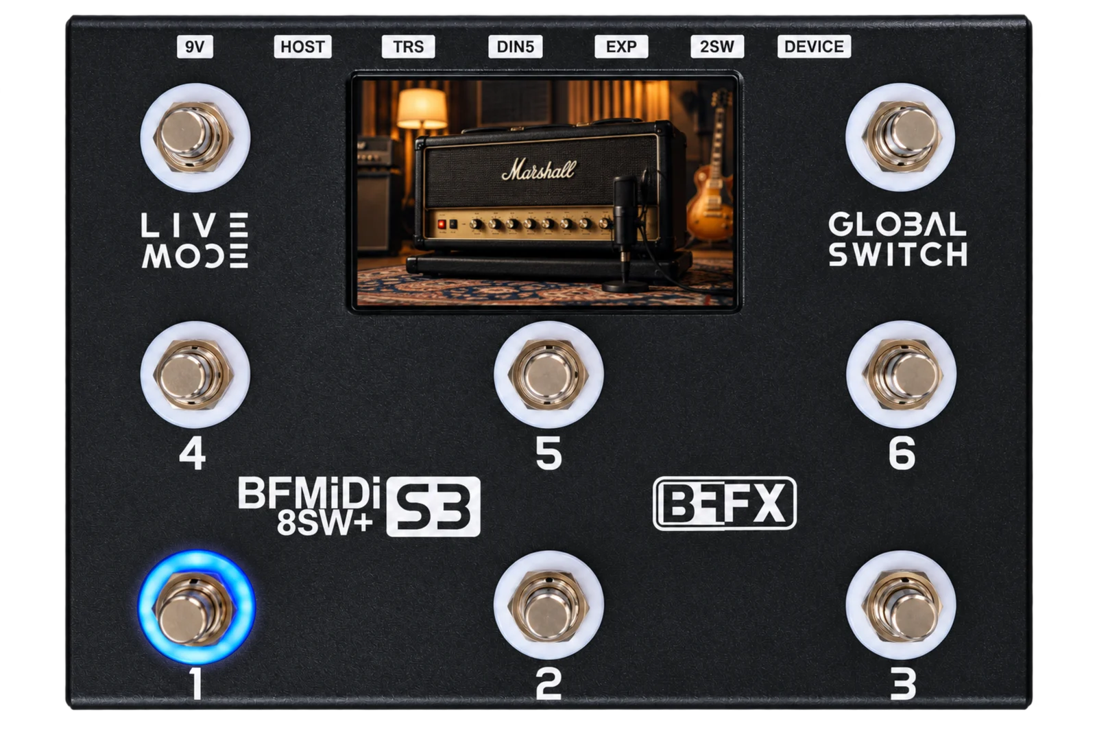BFMIDI 8SW+ visto de frente: oito footswitches, LIVE MODE e GLOBAL SWITCH, tela colorida com amplificador e o anel azul do footswitch 1 aceso.