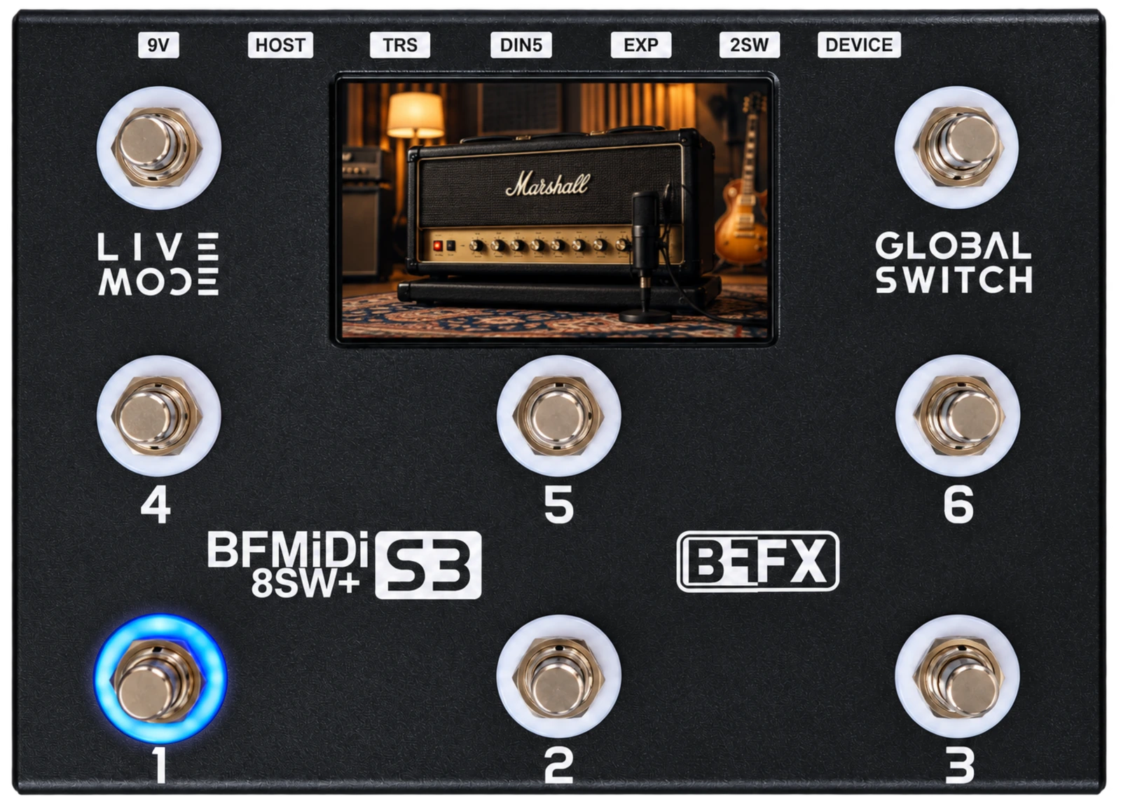BFMIDI 8SW+ visto de frente: oito footswitches, LIVE MODE e GLOBAL SWITCH, tela colorida com amplificador e o anel azul do footswitch 1 aceso.
